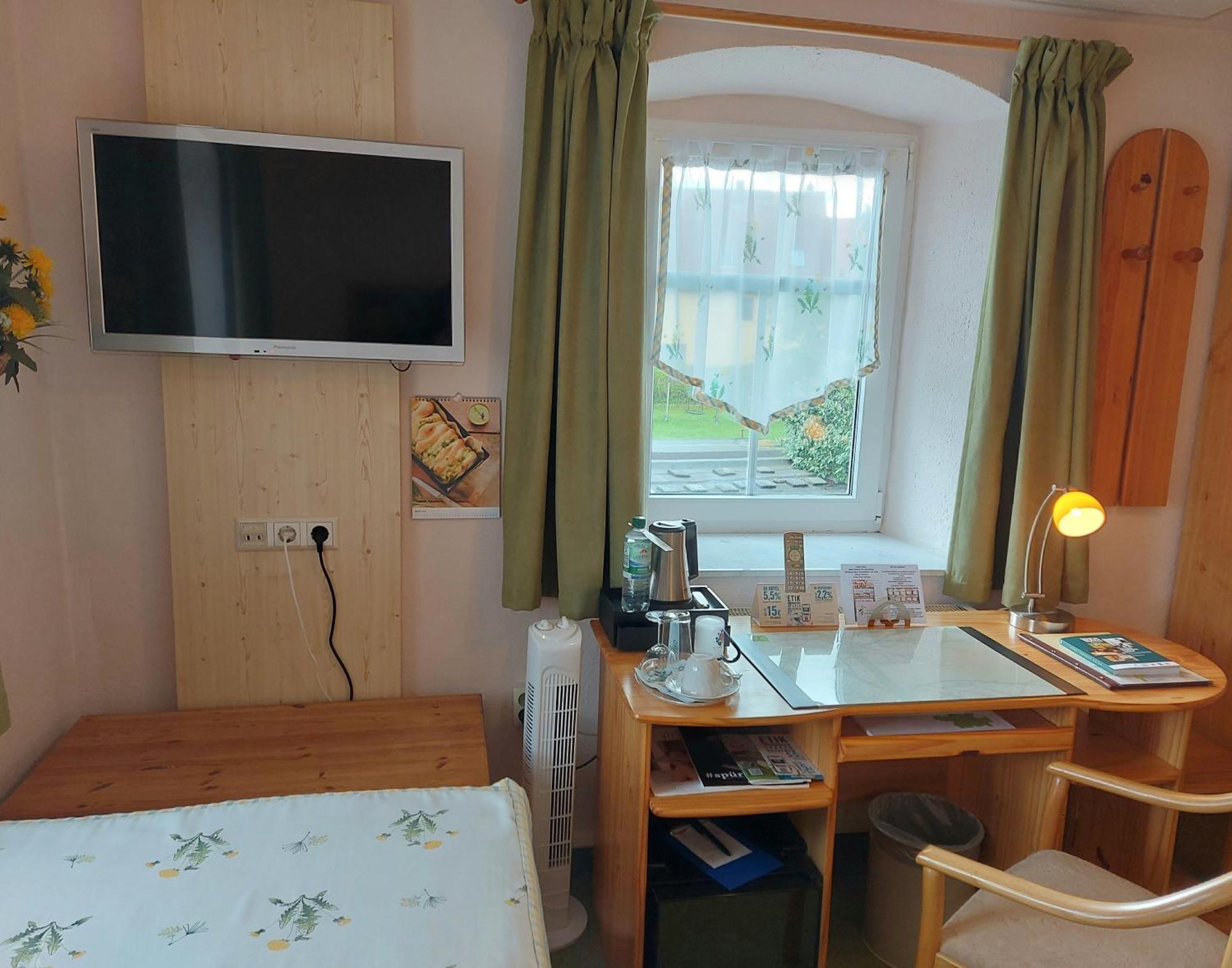 Logis L Auberge Gutshof บิสชอฟส์แวร์ดา ภายนอก รูปภาพ