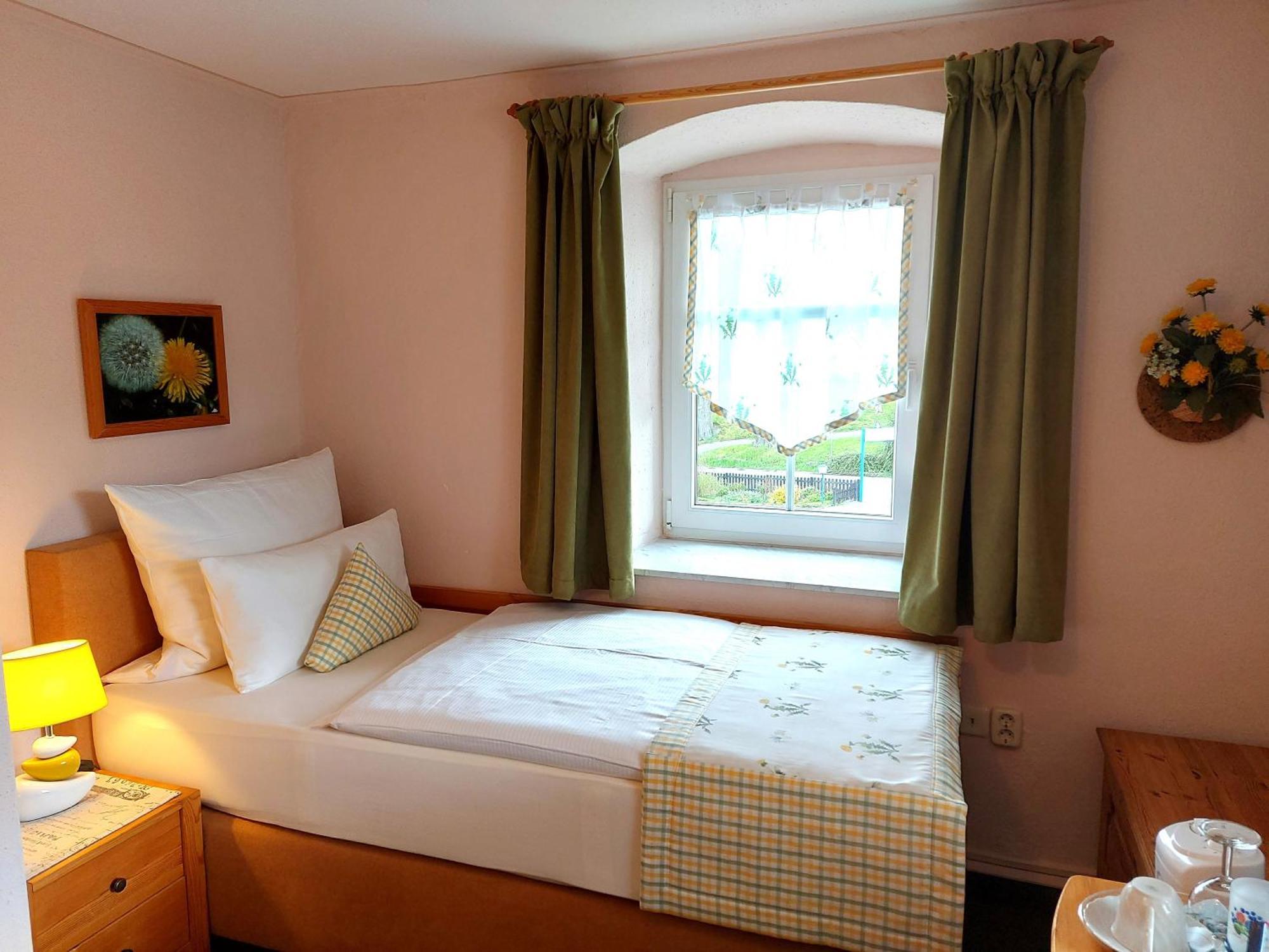 Logis L Auberge Gutshof บิสชอฟส์แวร์ดา ภายนอก รูปภาพ