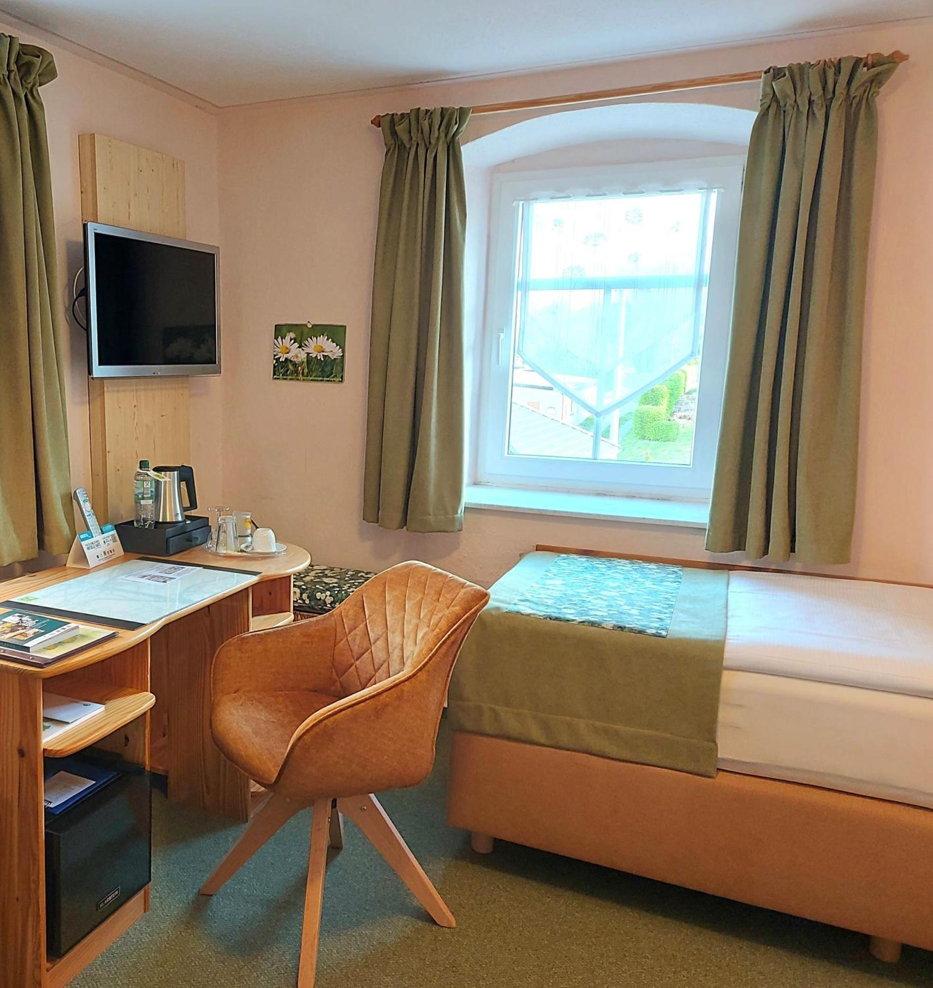 Logis L Auberge Gutshof บิสชอฟส์แวร์ดา ภายนอก รูปภาพ